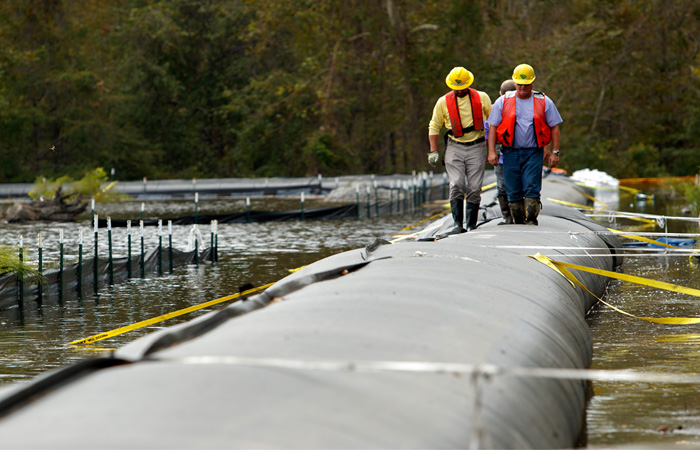 Crews monitor the AquaDam surrounding Grainger Ash Pond 2 as flood waters continue to rise as a result of Hurricane Florence . Monday, Sept. 24, 2018 in Conway.